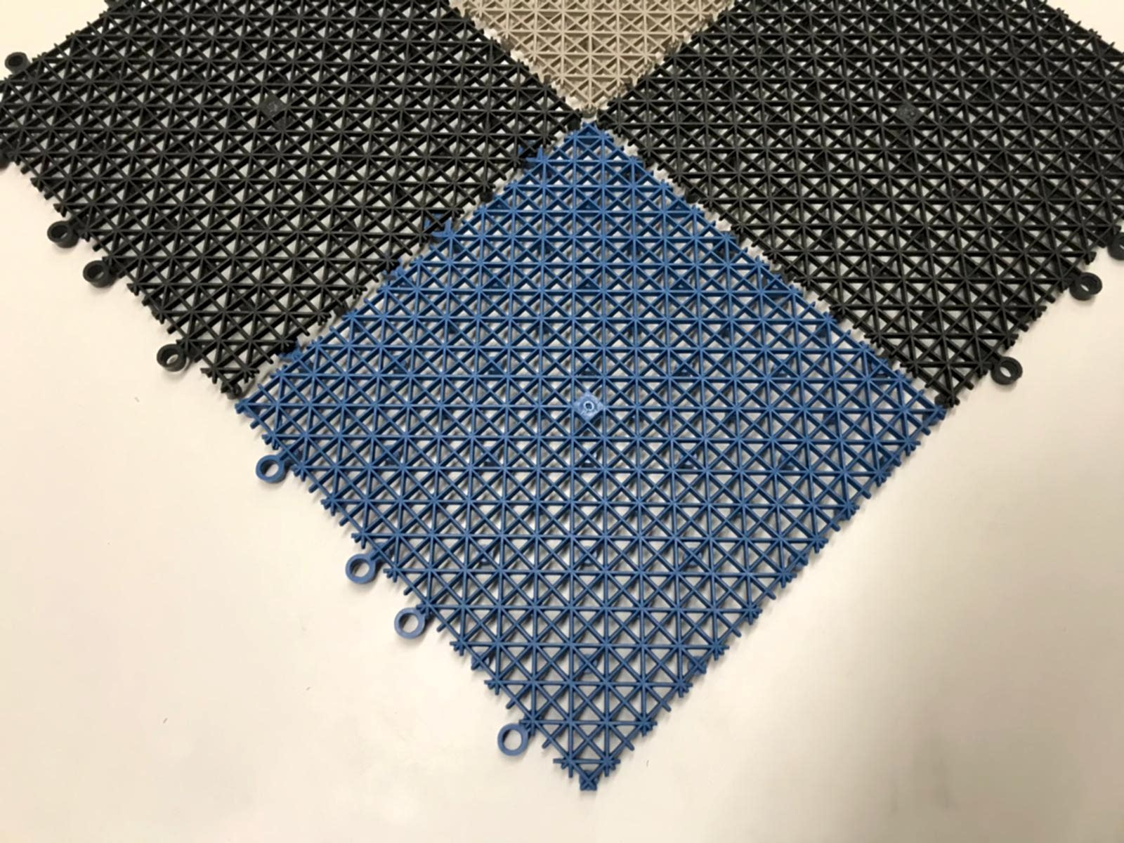 ıslak zemin karosu,geçmeli yer karosu,ıslak zemin karosu,toptan ıslak zemin karosu,geçmeli plastik karo,33x33 ebat geçmeli yer karosu,ıslak zemin karosu