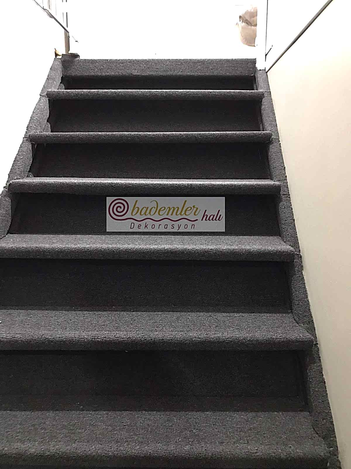 Antrasit Gri Merdiven Halı Kaplaması Dönerli Merdiven Düz merdiven halı döşemesi Halı Kaplama ofis halısı
