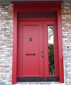 Kırmızı Villa Kapısı